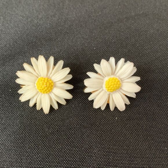 Sarah Coventry Jewelry - Vintage White/Yellow Celluloid Plastic Daisy Earrings Sarah Coventry
